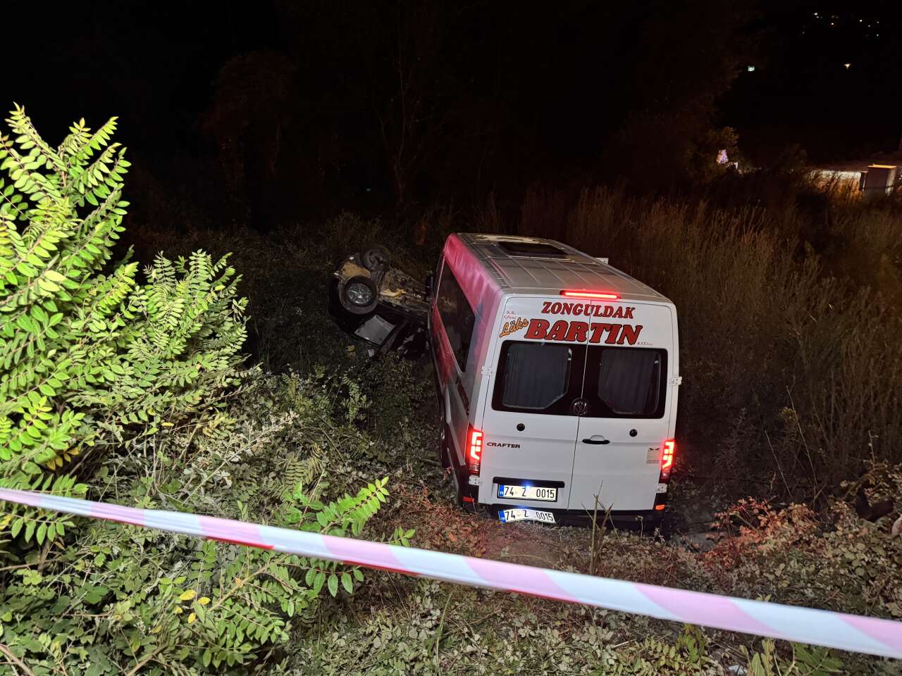 Minibüs ile otomobil çarpıştı: 11 yaralı! Kaza anı kamerada 4